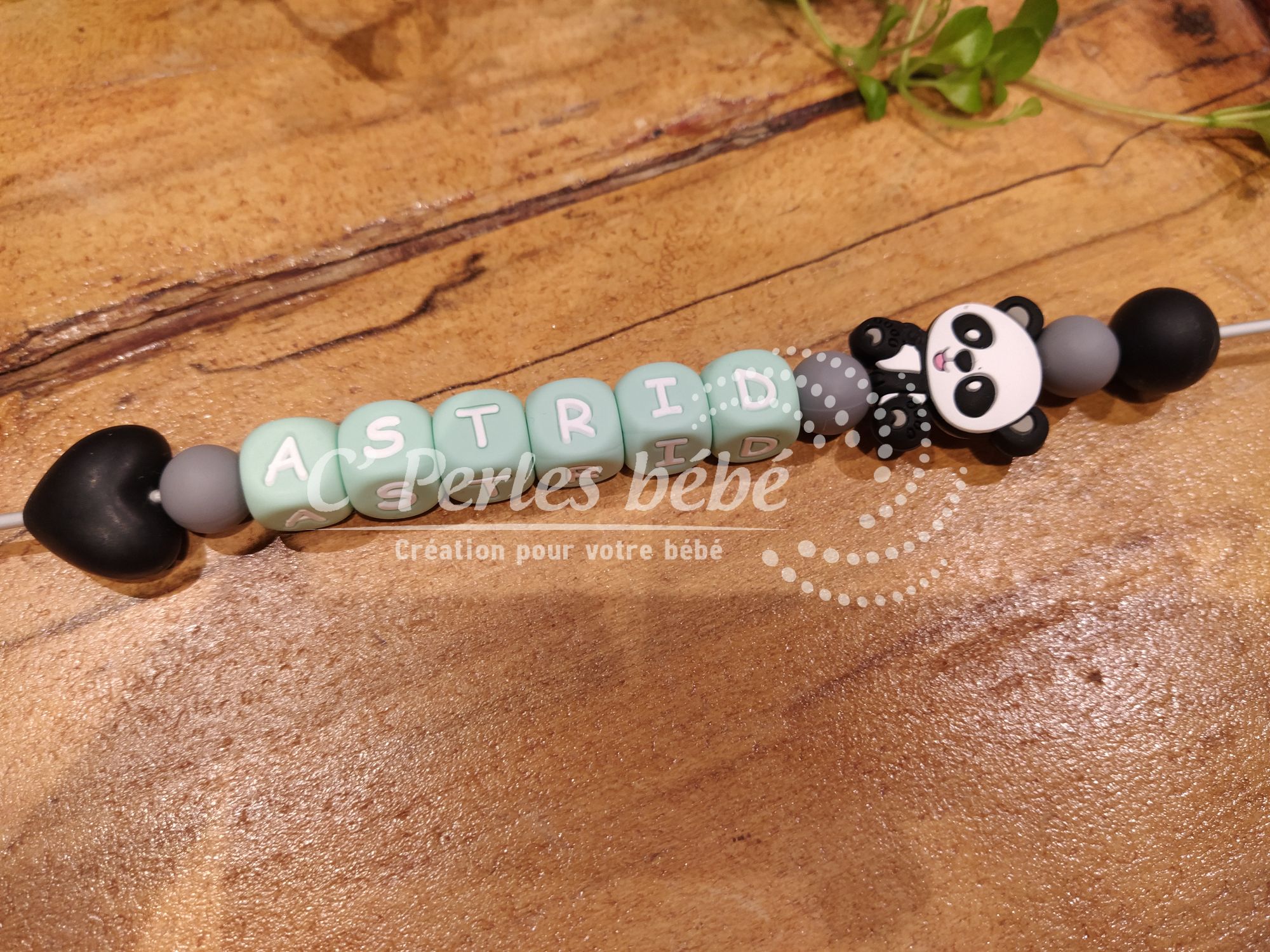 Attache tétine sucette panda personnalisé avec le prénom de Bébé rose en perles en silicone 